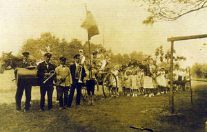 Kinderfest in Klein Bengerstorf um 1930.jpg