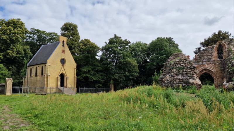 Datei:Steinfurther Kapelle mit Kirchenruine .jpg