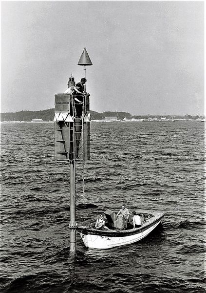 Datei:Schwimmbake 83 Mukran 1986 Archiv WSA Stralsund.JPG