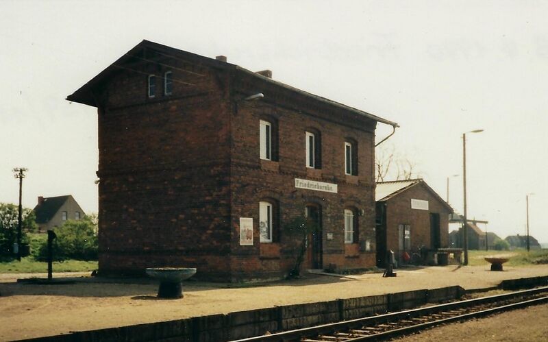 Datei:Friedrichsruhe Bahnhof1990.jpg