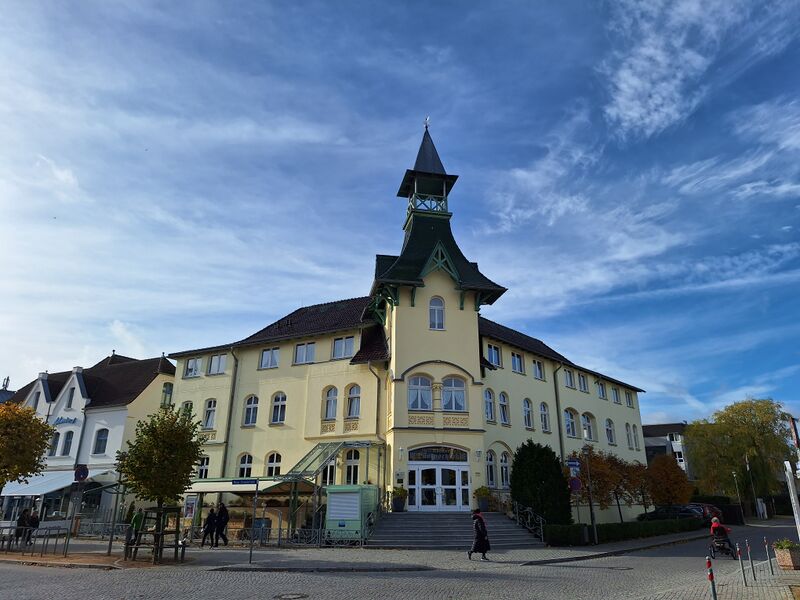 Datei:Zinnowitz-Historische Bauwerke-Dünenschloss-2023.jpg
