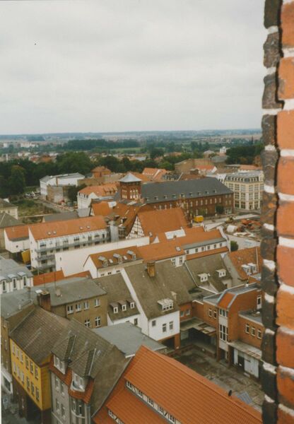 Datei:1998 Greifswald von Marienkirche 3.jpg