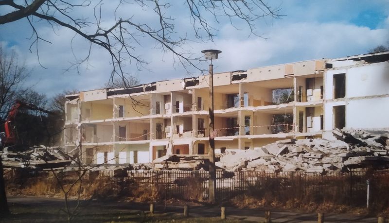 Datei:2004 Schule entkernt.jpg