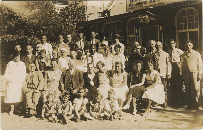 Datei:Zempin Waldstraße Menschen.jpg