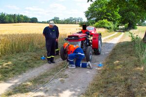 Beim Traktor Tauziehen kam es darauf an, das alle an einen Strang mit Leibeskräften ziehen und in kürzester Zeit den Traktor auf eine vordefinierte Strecke ziehen mussten.