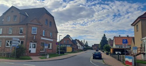 (2026) Schulstraße mit Blick auf die Schule