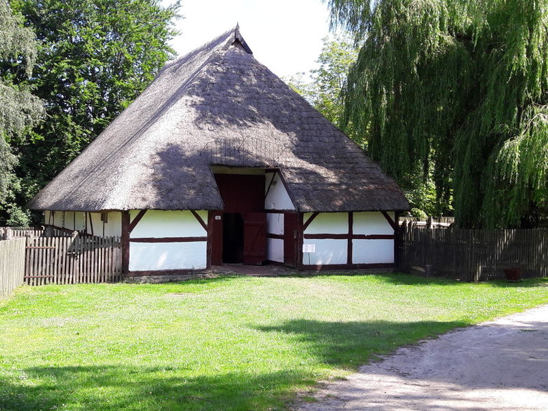 Datei:Staebelow zweifamilienkaten freilichtmuseum klockenhagen.jpg