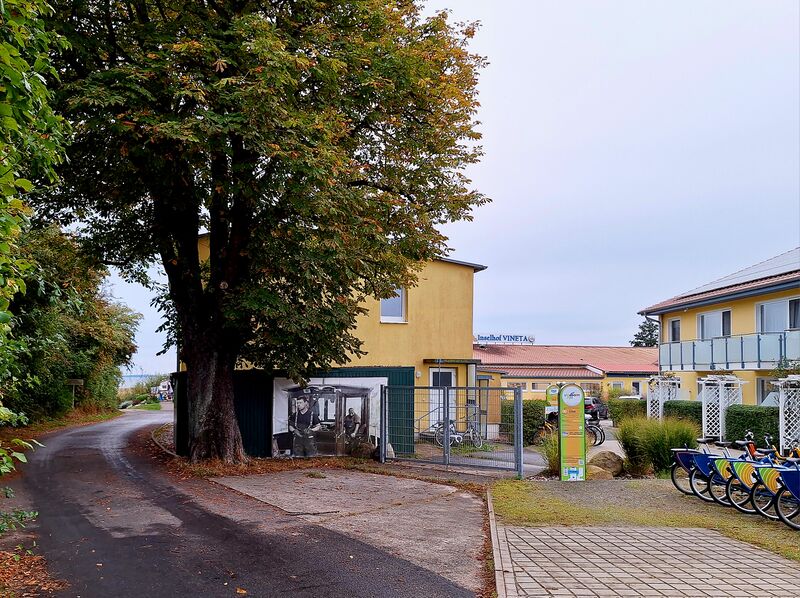 Datei:Zempin-Inselhof-Herbst 2024.jpg