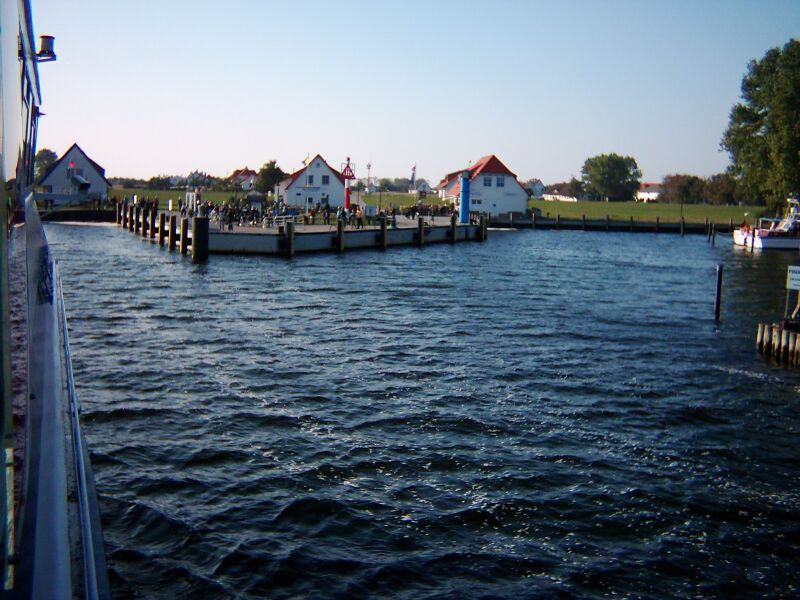Datei:2008 Neuendorf Einfahrt.jpg
