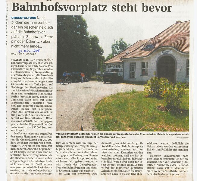 Datei:2008 Trassenheide Bahnhofsvorplatz.jpg