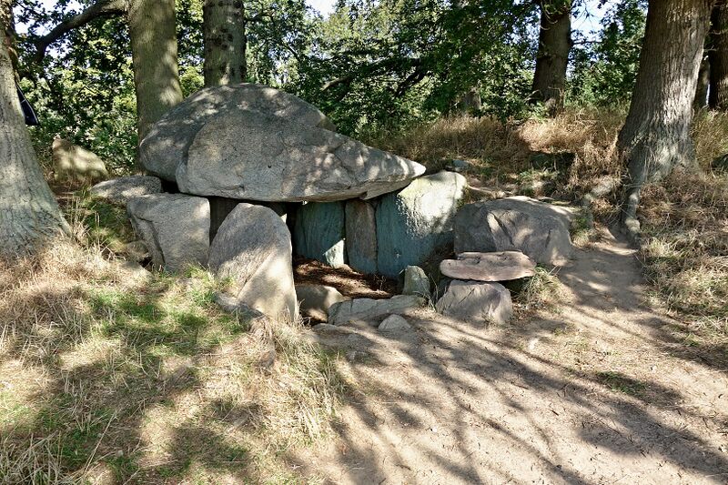 Datei:Hünengräber Lancken-Granitz 2 1.jpg