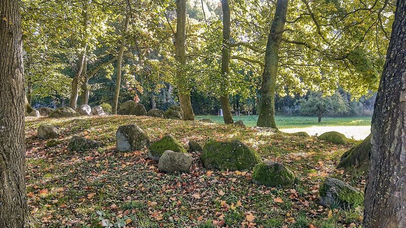 Datei:Hünengräber Semlow 2.2 ew hd.jpg