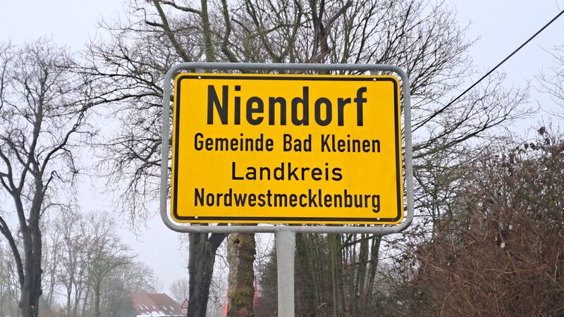 Datei:HVBK-1-Ortsschild-Niendorf-DU.jpg