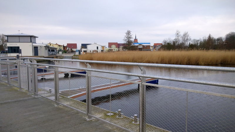 Datei:Stadt Usedom Hafen Blick Kirche.jpg