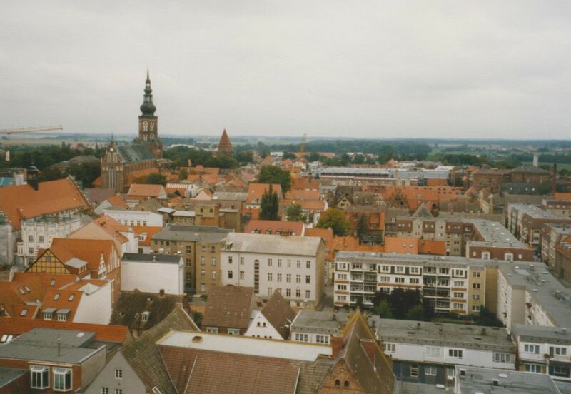 Datei:1998 Greifswald von Marienkirche 2.jpg