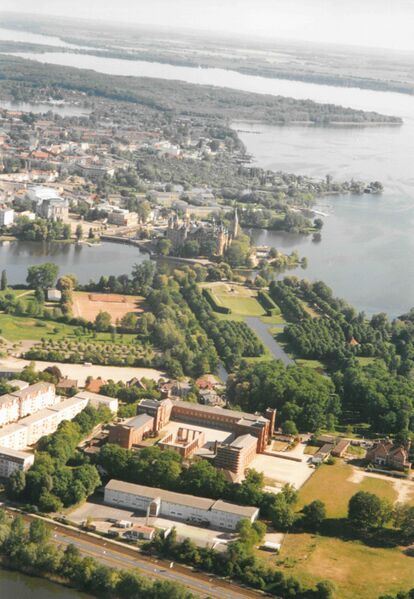 Datei:Schwerin-Luftbild 1061 (2000).jpg