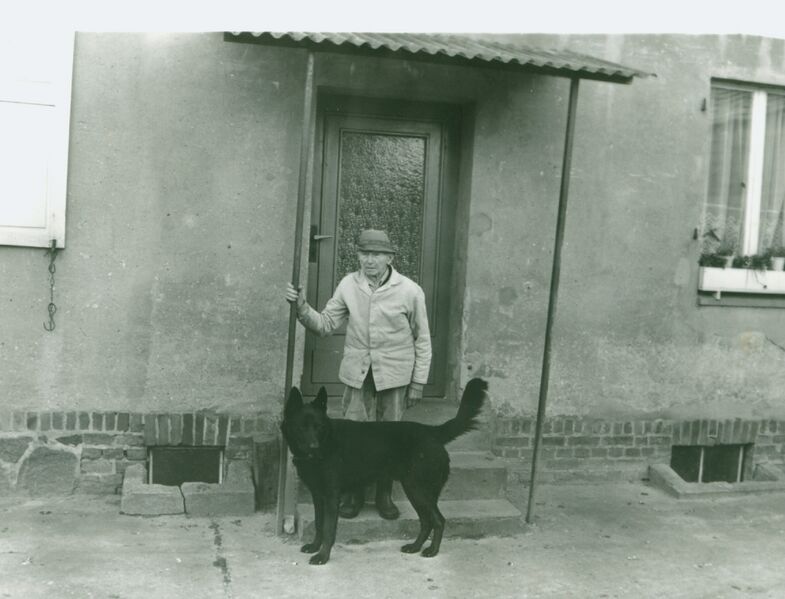 Datei:Mann mit Hund.jpg