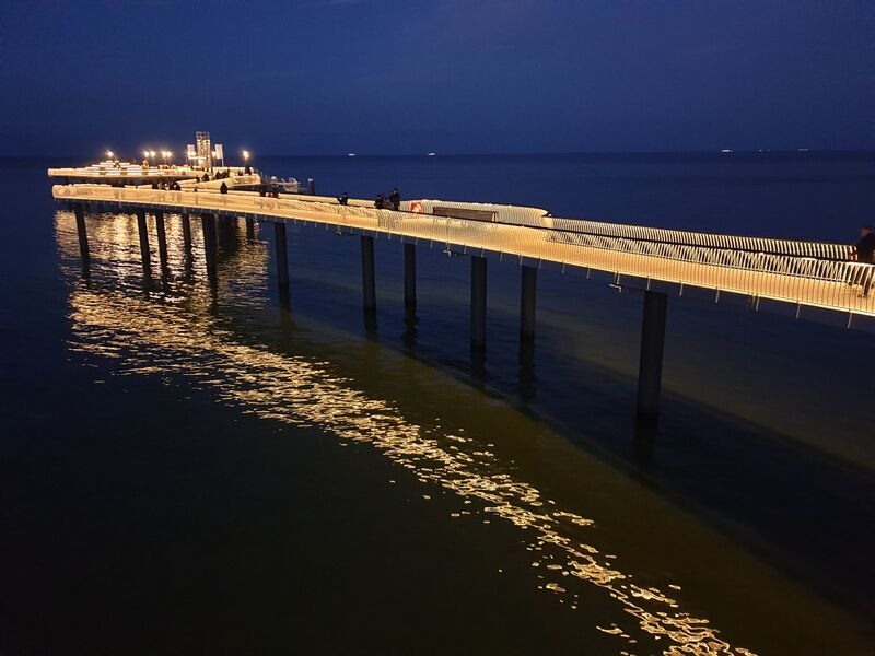 Datei:Koserow Seebrücke Oktober 2022 abends3.jpg
