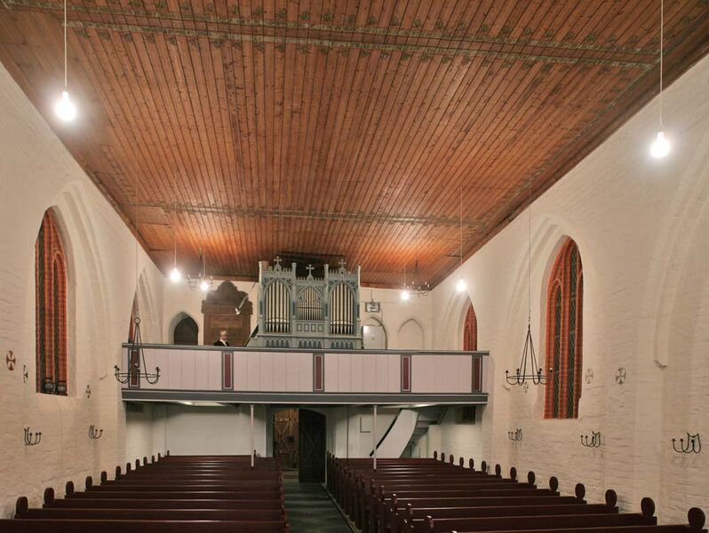 Datei:Rövershagen Kirche i3 nach West.jpg