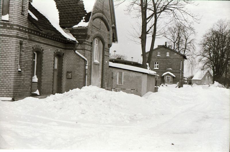 Datei:1979 Willershagen 07 Empfangsgebäude Rückseite.jpg