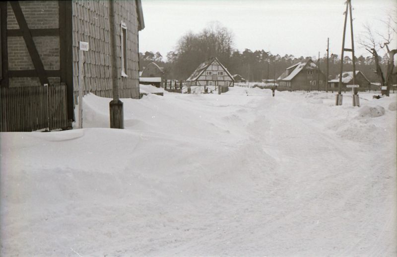 Datei:1979 Gelbensande Auch der Lindenweg II zeigt sich tief zugeweht und der Friedhof ist noch nicht erreichbar.jpg