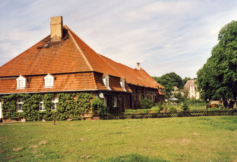 Datei:2005 Wirtschaftsgebäude.jpg