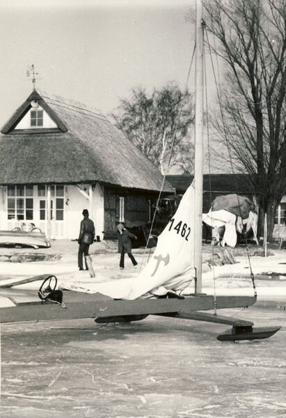 Datei:Achterwasser Eissegel Bootshaus.jpg