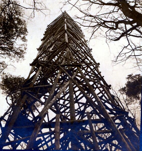 Datei:RH der 1906 zu kartographischen Vermessungen im Auftrag von Vermessungsingenieur Bühring erbaute trigonometrische Turm.jpg