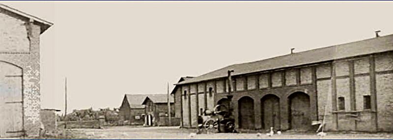 Datei:HVBK-Gutshof mit Maschine.JPG