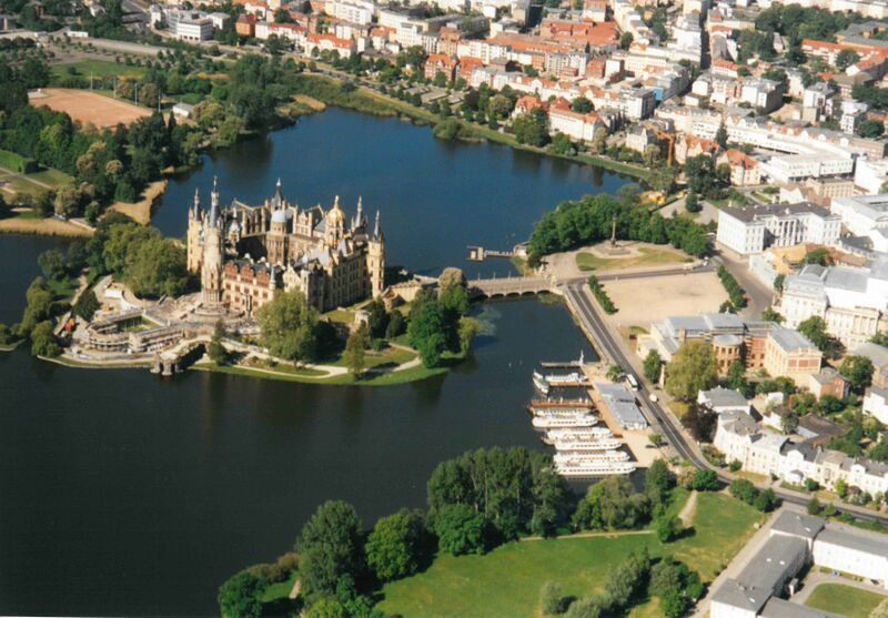 Datei:Schwerin-Luftbild 1073 (2000).jpg