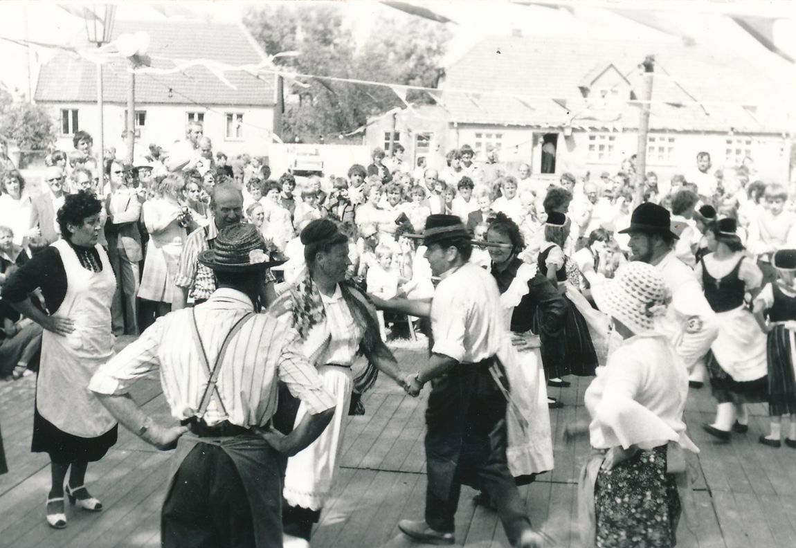 Der erste Auftritt 1983 - links im Bild Loni Harms und Walter Dethloff, Mitte Ilse und Dieter Finck, rechts Margot und Uwe Finck