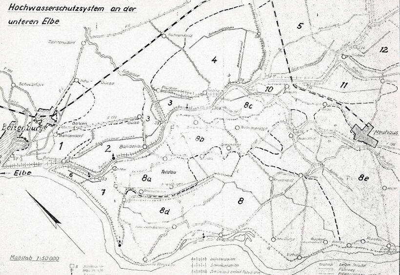 Das Hochwasserschutzsystem, wie es als "Folgemaßnahme" der Staustufe Geesthacht erbaut wurde. Polderbezeichnungen: 1. Polder Boizenburg, 2. P.Gothmann-Bandekow, 3. P. Blücher, 4. P. Besitz, 5. P. Neue Sude, 6. P. Mahnkenwerder I, 7. P. Mahnkenwerder II, 8a. P. Teldau, 8b. P. Timkenberg, 8c. P..Teschenbrügge, 8d. P. Forstgraben, 8e. P. Kraincke, 10. P. Preten, 11. P.Sückau-West, 12. P. Sückau-Ost. Sammlung Greve