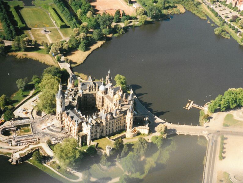 Datei:Schwerin-Luftbild 1152 (2000).jpg