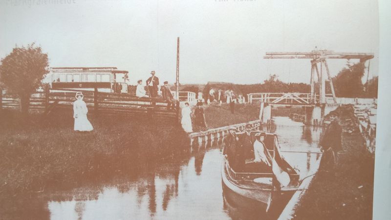 Datei:8 Klappbrücke EH mit Bootsverkehr.jpg
