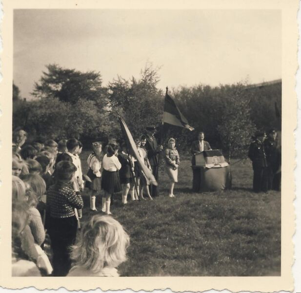 Datei:Feierstunde 1. Mai 1961 Voelkshagen.jpg