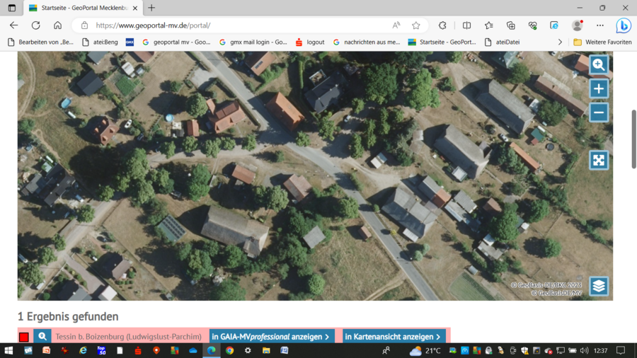 Auf dem Luftbild sind die denkmalgeschützten Bauernhäuser Dorfstraße 4,5 und 15 (Hufen 4, 5 und 1) zu sehen