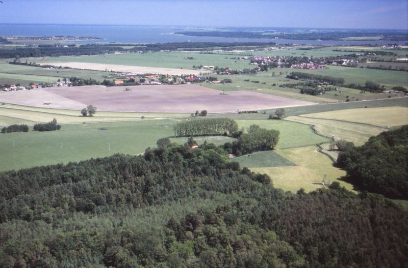 Datei:Hirschburg Klockenhagen 2006.jpg