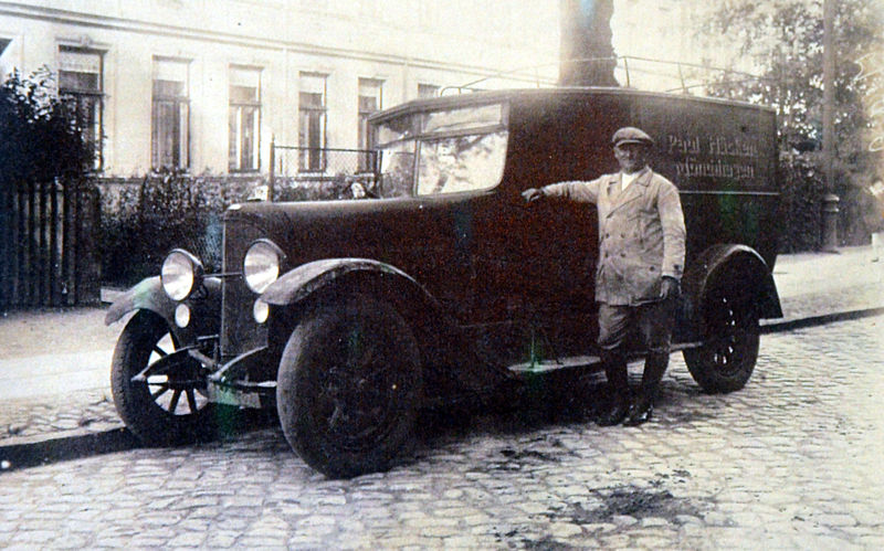 Datei:Moenchhagen Baecker Paul Haecker mit Baeckerauto um 1925.JPG