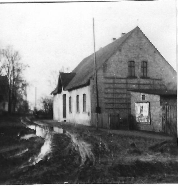 Datei:Dorfstraße Schule.jpg