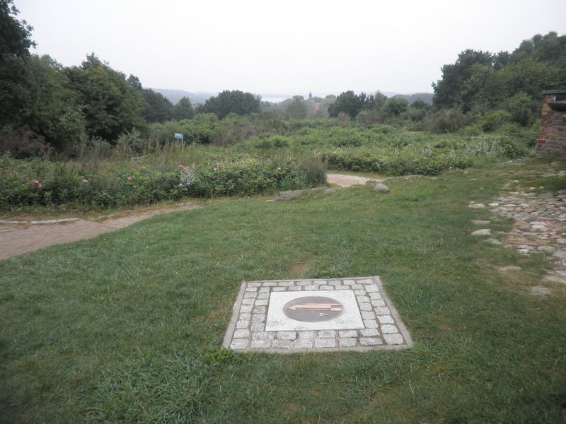 Datei:Feininger Bodenplatte Nr 8 Mühle.jpg