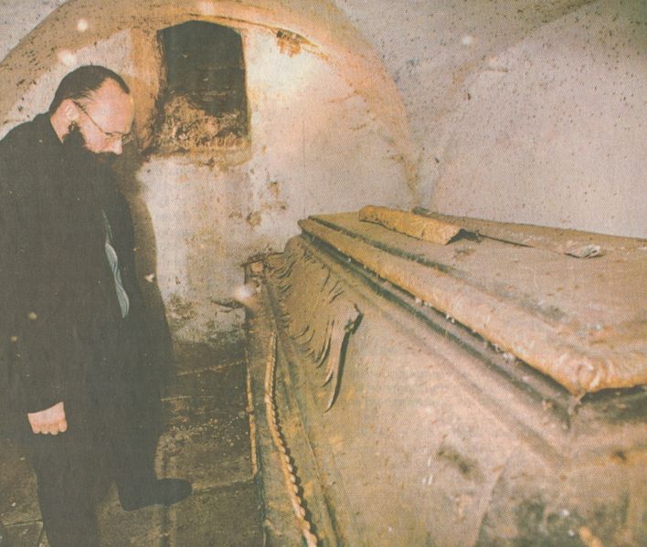 Datei:Morgenitz Gruft Sarg.jpg