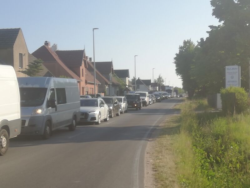 Datei:Börgerende-Rethwisch-06-2023-Stau.jpg