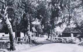 Das Forsthaus und rechts die später nach Torfbrücke umgesetzte Rosenort-Bude