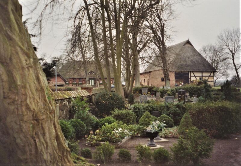 Datei:2001 Hohendorf Friedhof.jpg