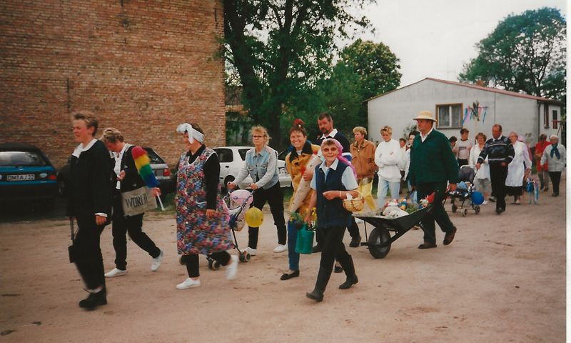 Datei:Festumzug 750 vor Schule.jpg