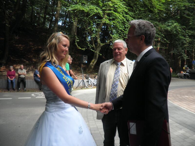 Datei:2012 Bernsteinprinzessin Amtsvorsteher und Landesvertreter.jpg