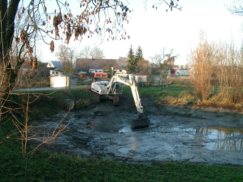 Datei:Ausbaggern Dorfteich 2006 (5).jpg