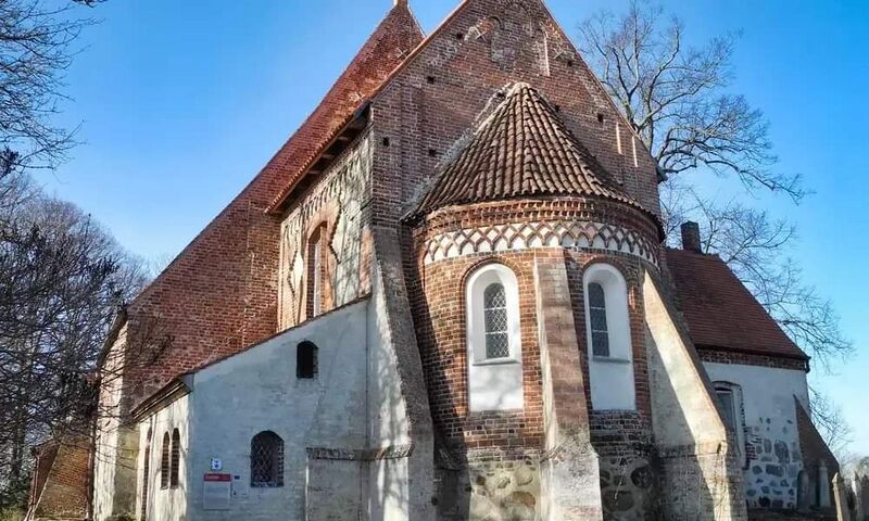 Datei:Altenkirchen (Rügen) Kirche 1.jpg