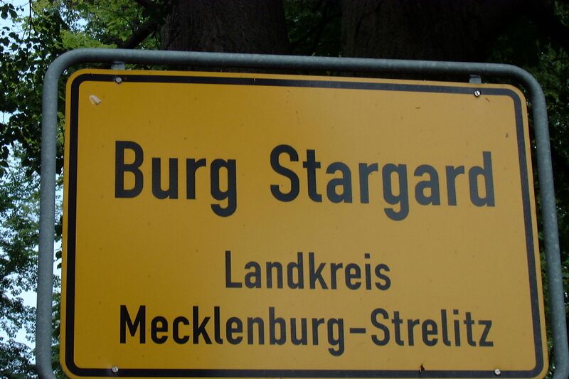 Datei:Burg Stargard-Ortsschild 64 (2003).jpg