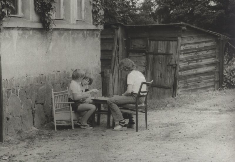 Datei:Gutshaus mit Kinder.jpg